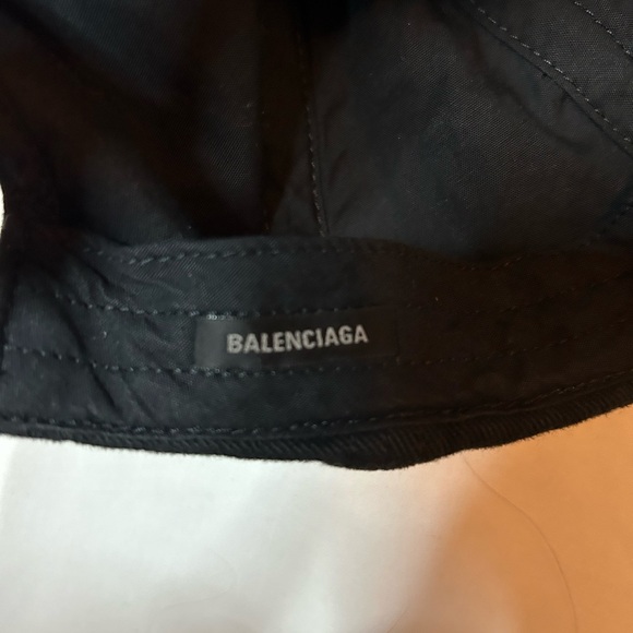 BALENCIAGA “BE DIFFERENT” APPLE LOGO HAT - Picture 3 of 6
